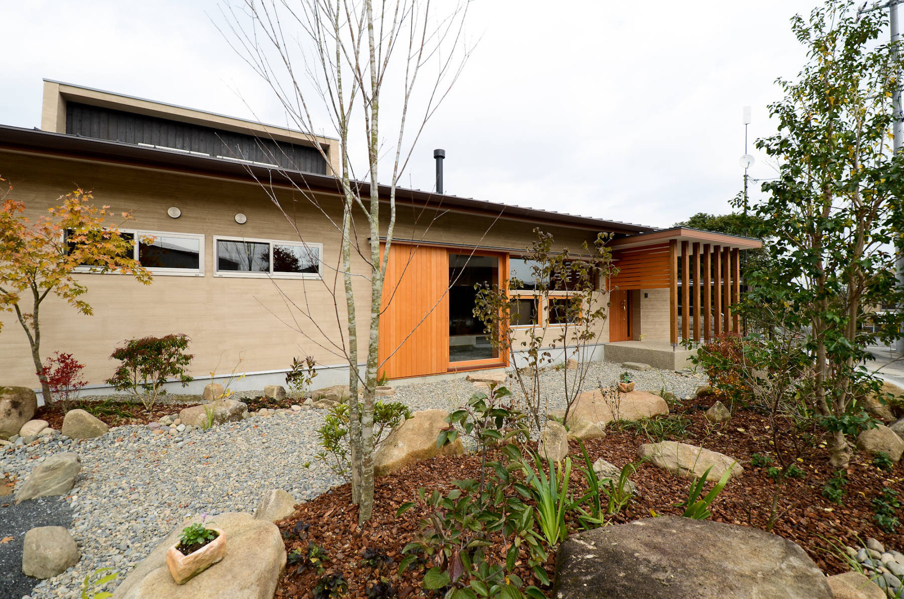 Akaiwa K_House　薪ストーブとスキップフロアの平屋